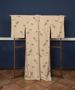 Kimono komon vintage color avorio con motivo di piante stagionali